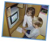 Picture of two kids using computer in library